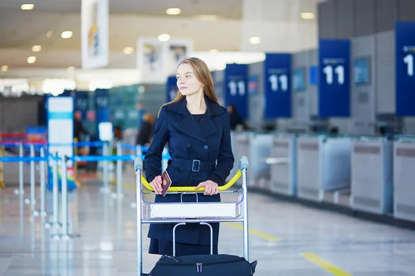 Jovem mulher no aeroporto internacional — Fotografia de Stock