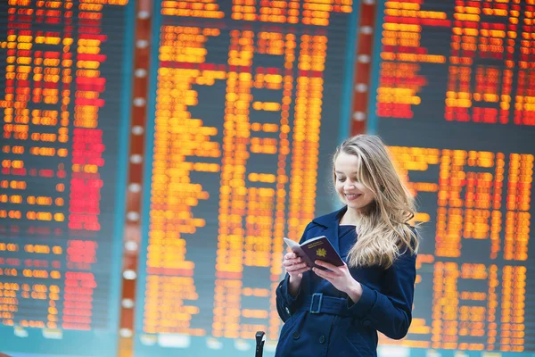 Jonge vrouw in de internationale luchthaven — Stockfoto