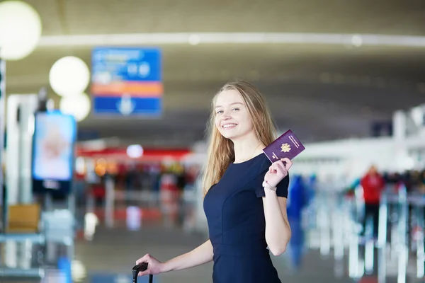 Jovem mulher no aeroporto internacional — Fotografia de Stock