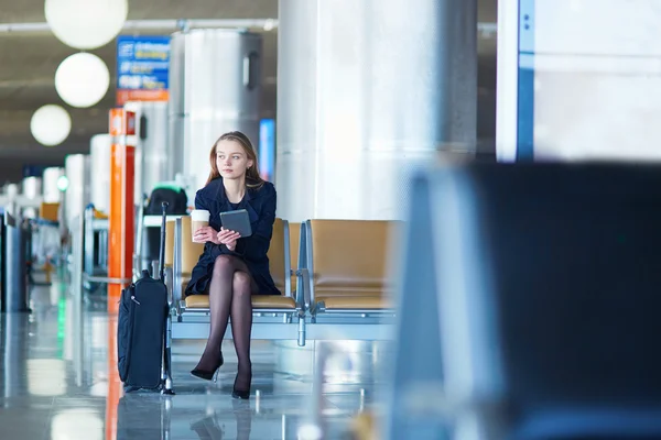 Jovem mulher no aeroporto internacional — Fotografia de Stock