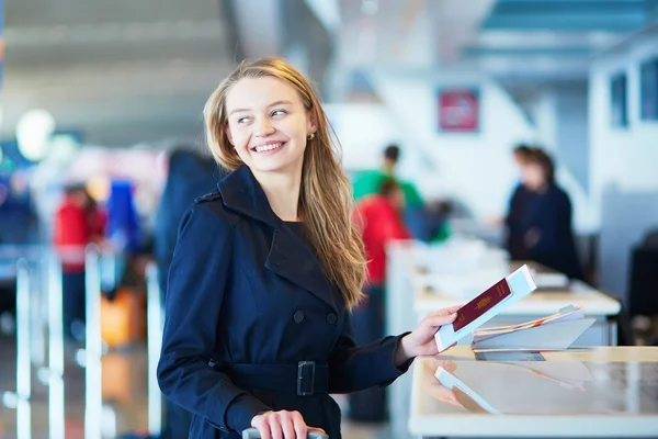 Jovem mulher no aeroporto internacional — Fotografia de Stock