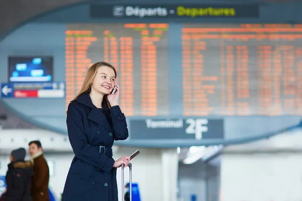 Junge Frau auf internationalem Flughafen — Stockfoto