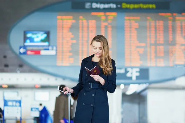 Jovem mulher no aeroporto internacional — Fotografia de Stock