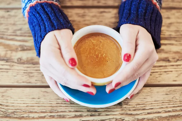 Mani donna con manicure rossa e tazza di caffè — Foto Stock