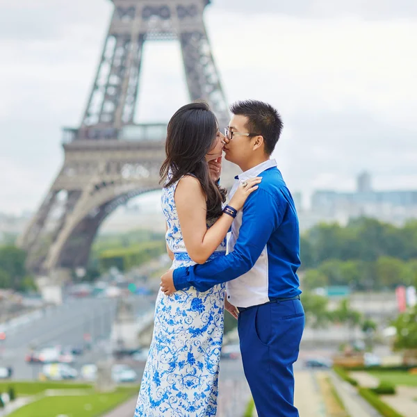 Joven pareja asiática romántica en Paris, Francia —  Fotos de Stock