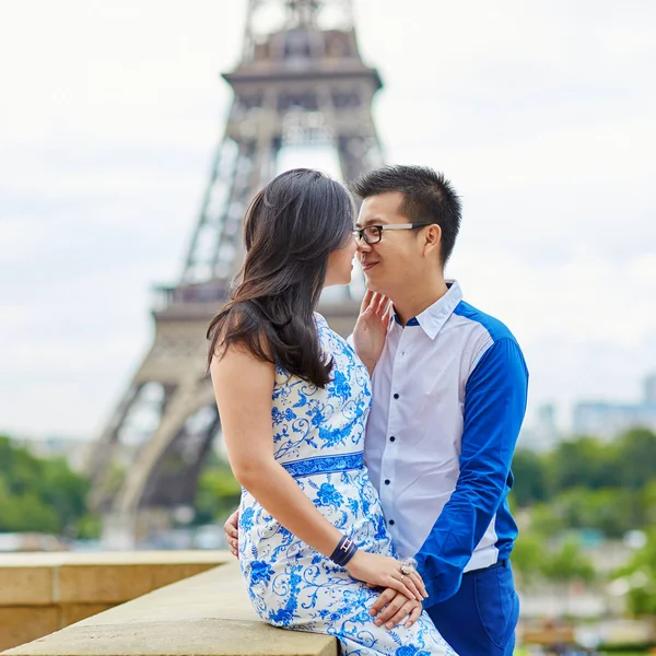 Jovem casal romântico asiático em Paris, França — Fotografia de Stock