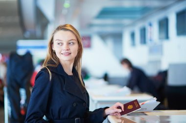 Genç kadın seyahat etmek Uluslararası Havaalanı