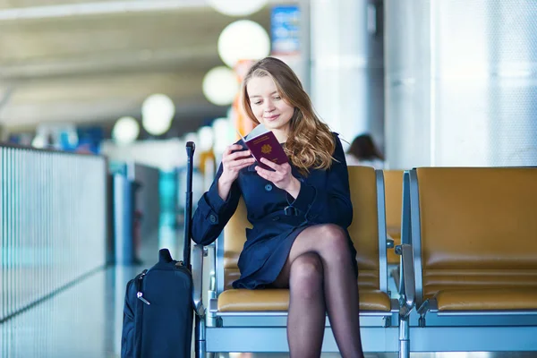 Jovem viajante do sexo feminino no aeroporto internacional — Fotografia de Stock