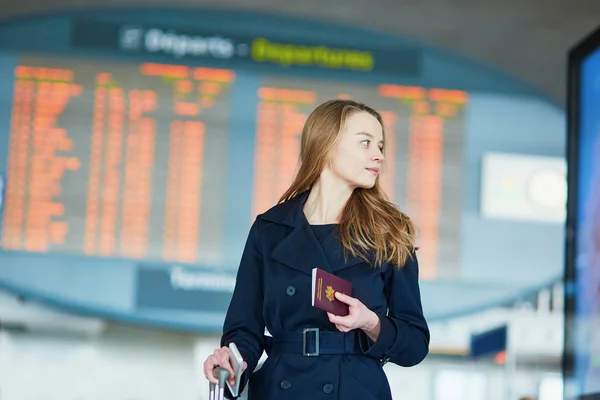 年轻的女性旅行者在国际机场 — 图库照片