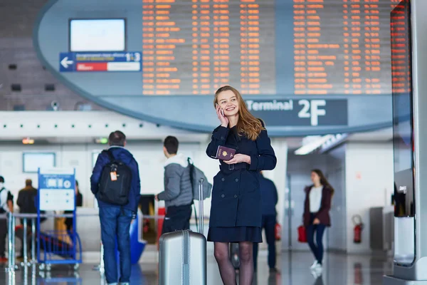 Genç kadın seyahat etmek Uluslararası Havaalanı — Stok fotoğraf