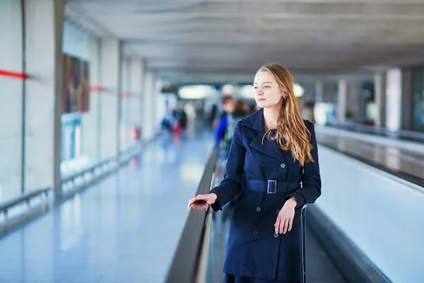 Jovem viajante do sexo feminino no aeroporto internacional — Fotografia de Stock