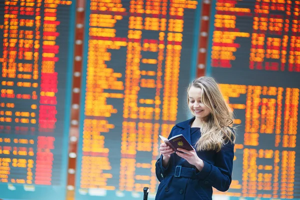 Jonge vrouwelijke reiziger in internationale luchthaven — Stockfoto