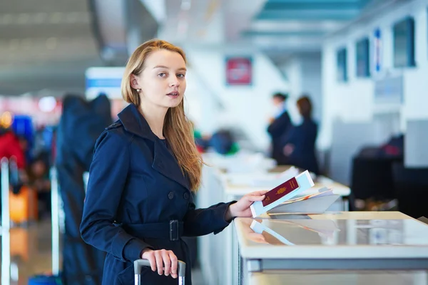 Jovem viajante do sexo feminino no aeroporto internacional — Fotografia de Stock