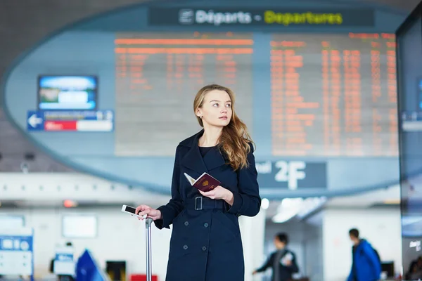 Young female traveler in international airport — Stock Photo, Image