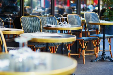 Paris açık kafe bir masada şarap bardakları