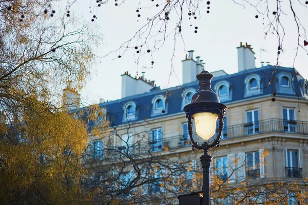 Parisli bir sokakta fener — Stok fotoğraf