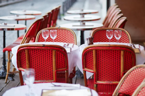 Weingläser auf dem Tisch eines Pariser Cafés — Stockfoto
