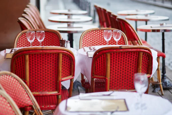Copas de vino en una mesa de café al aire libre parisino — Foto de Stock