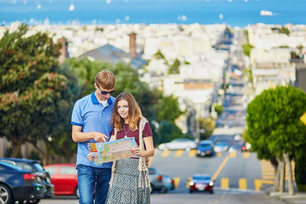 Coppia romantica di turisti che usano la mappa in San Francisco, California, USA — Foto Stock