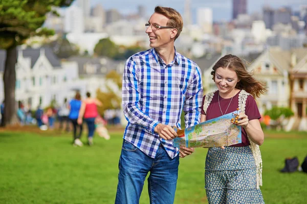 Pareja romántica de turistas usando mapa en San Francisco, California, Estados Unidos — Foto de Stock