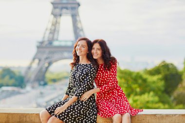 Eyfel Kulesi önünde güzel ikiz kardeşler