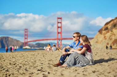 Seven bir tarihi San Francisco Baker plajda sahip çift romantik