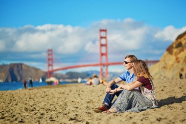 Seven bir tarihi San Francisco Baker plajda sahip çift romantik