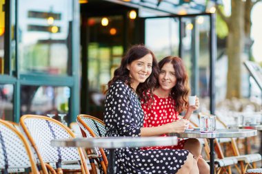 Kahve içme güzel ikiz kardeşler