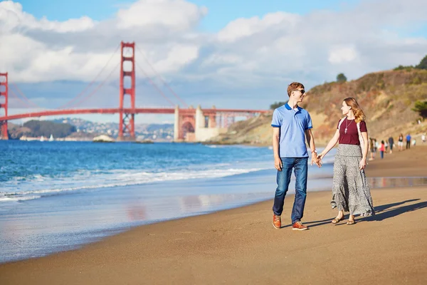 Romantica coppia amorevole avendo un appuntamento sulla spiaggia di Baker a San Francisco — Foto Stock