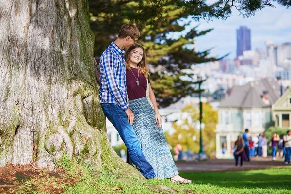 Pareja amorosa romántica teniendo una cita en San Francisco — Foto de Stock