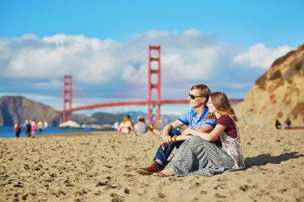 浪漫爱夫妇在 San Francisco 贝克海滩上有个约会 — 图库照片