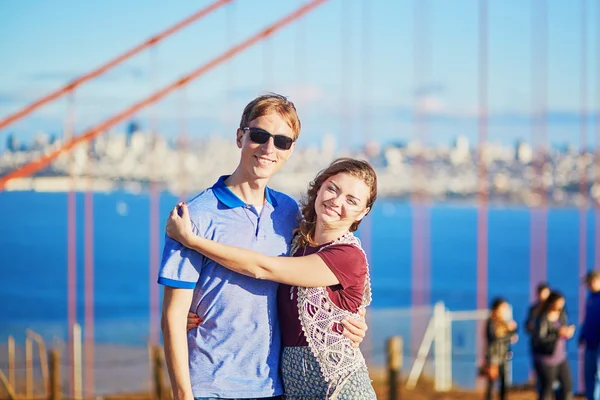 Pareja amorosa romántica teniendo una cita en San Francisco —  Fotos de Stock