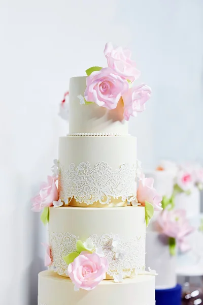 Bolo de casamento decorado com peônias rosa — Fotografia de Stock