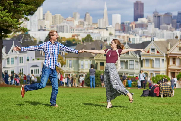 Romantica coppia amorevole avendo un appuntamento a San Francisco — Foto Stock