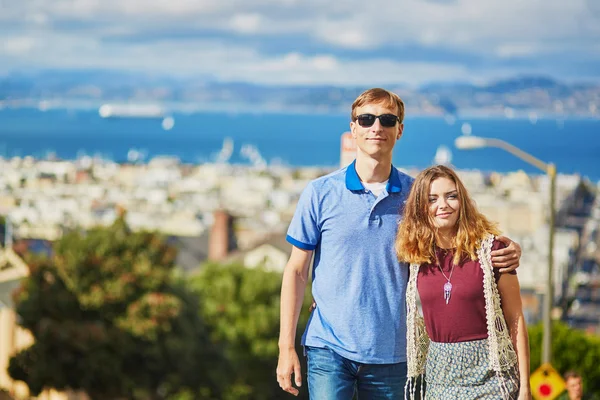 Romantiska älskande par att ha ett datum i San Francisco — Stockfoto