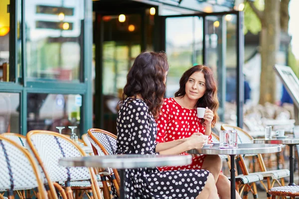 Hermosas hermanas gemelas tomando café — Foto de Stock