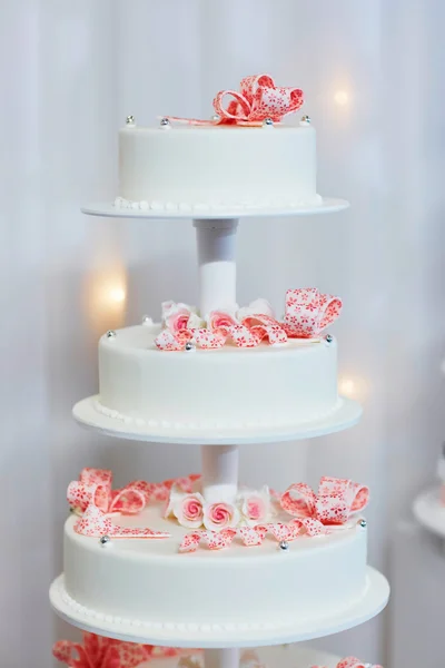 Wedding cake decorated with pink sugar ribbons — Stock Photo, Image