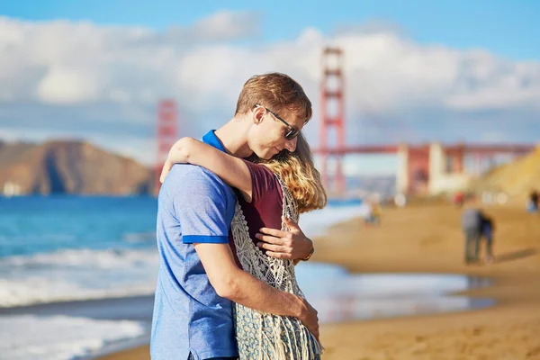 Romántica pareja amorosa teniendo una cita en la playa Baker en San Francisco — Foto de Stock