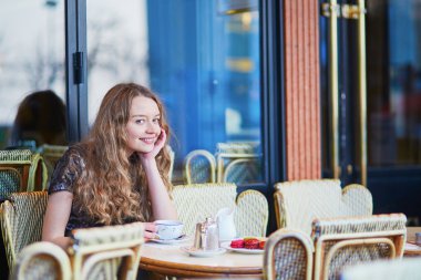 Kafede güzel Paris kadın