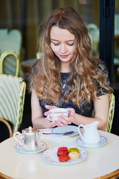 Mooie Parijse vrouw in café — Stockfoto