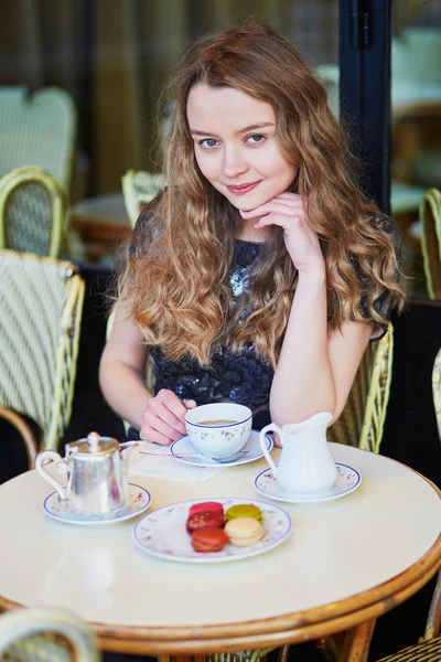 Beautiful Parisian woman in cafe — Stock Photo, Image