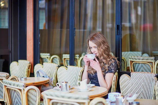 Hermosa mujer parisina en la cafetería —  Fotos de Stock