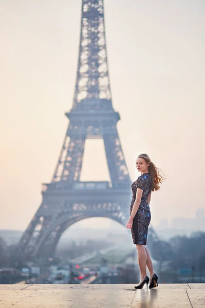 Mulher parisiense elegante bonita perto da torre Eiffel — Fotografia de Stock