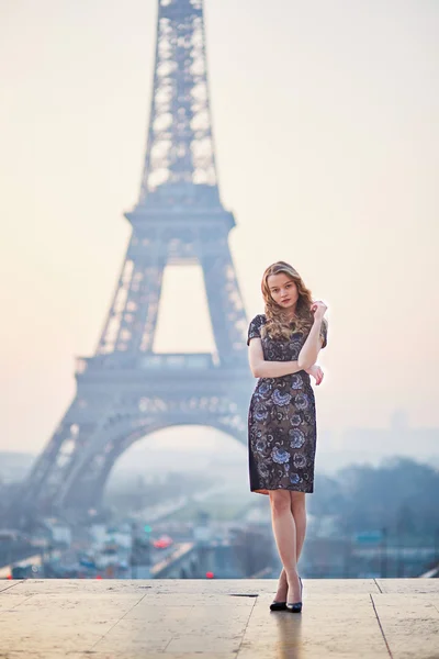 Beautiful elegant Parisian woman near the Eiffel tower — Stock Photo, Image