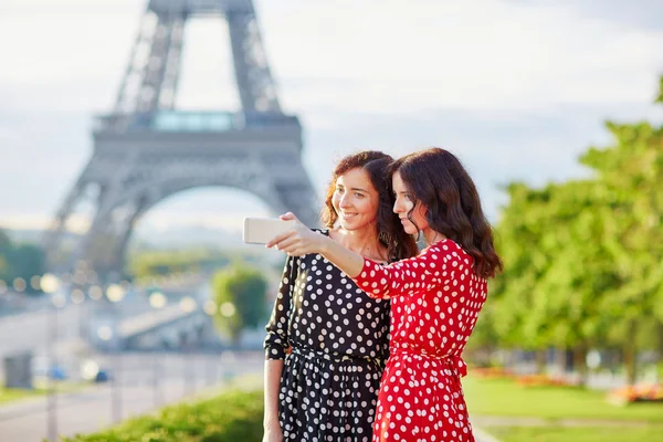 Gyönyörű ikertestvérek véve selfie, szemben az Eiffel-torony — Stock Fotó