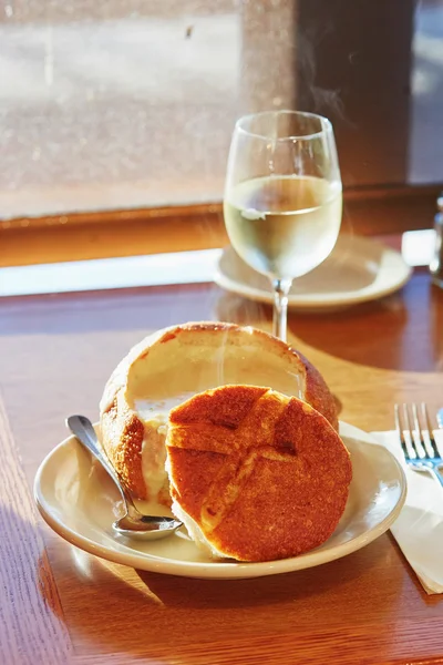 Chowder de almejas de San Francisco servido en un tazón de pan — Foto de Stock