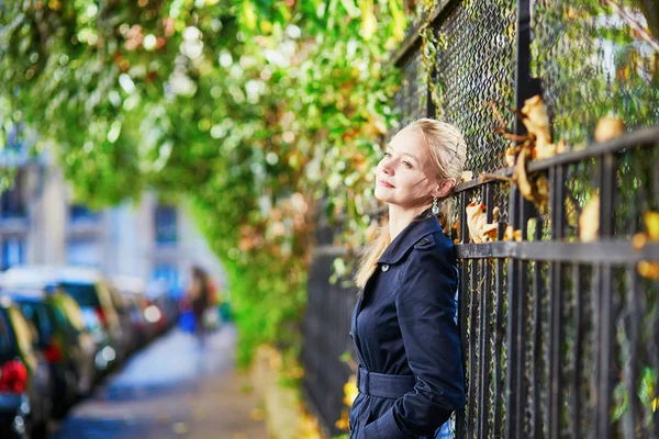 Jonge vrouw op een straat van Parijs op een zonnige herfst of lente — Stockfoto