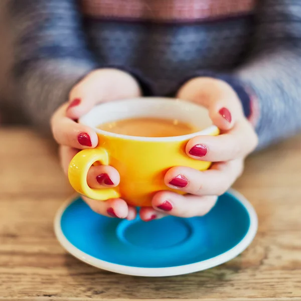 Mani donna con manicure rossa e tazza di caffè — Foto Stock