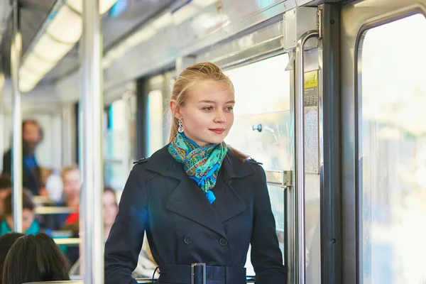 Mulher viajando em um trem de metrô parisiense — Fotografia de Stock