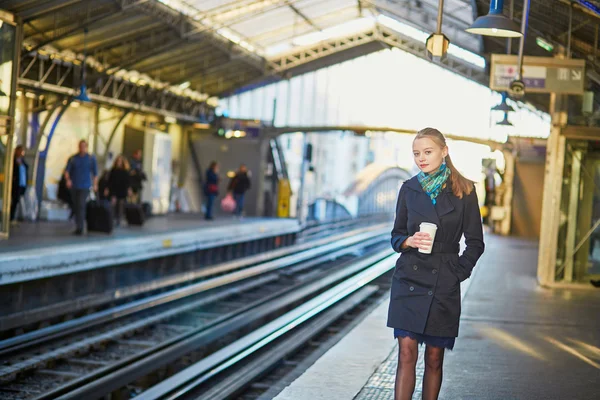 Hermosa joven esperando un tren en el metro parisino — Foto de Stock